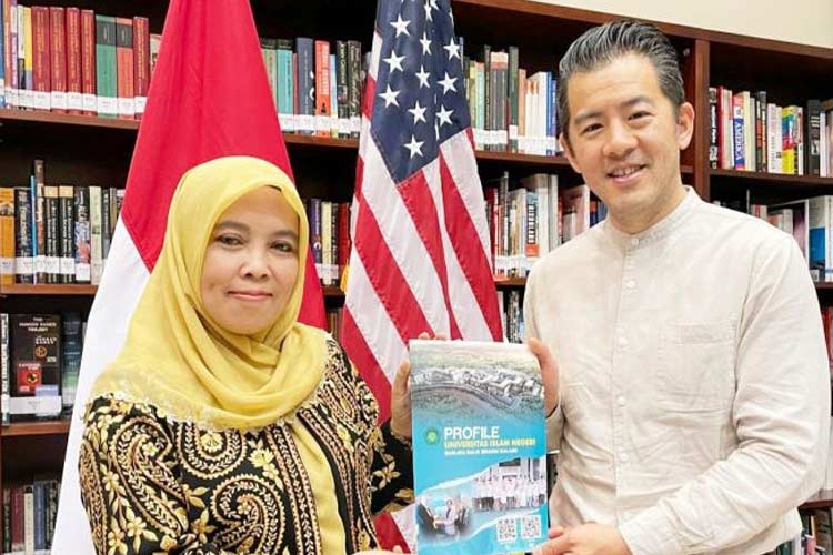 Prof. Dr. Hj Ilfi Nur Diana, M.Si as Vice Rector for General Administration, Planning and Finance with Joshua Shen from the American Consulate General Surabaya. (Photo: UIN Malang for TIMES INDONESIA)