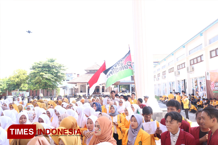 Seribuan mahasiswa dan dosen serta Rektor Universitas Muhammadiyah Kudus bersatu dalam aksi solidaritas untuk rakyat Palestina. (FOTO: Ihza Fajar Azhari/TIMES Indonesia)