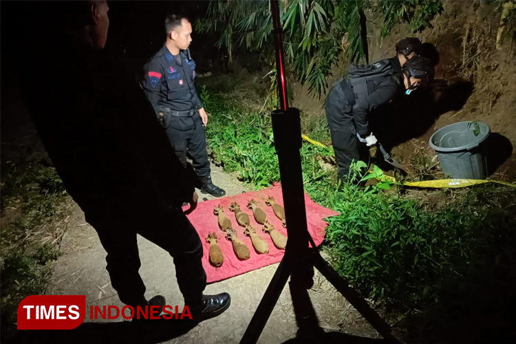 Petugas mengamankan sembilan mortir yang diduga masih aktif di tempat kejadian perkara. (Muhammad Dhani Rahman/TIMES Indonesia)