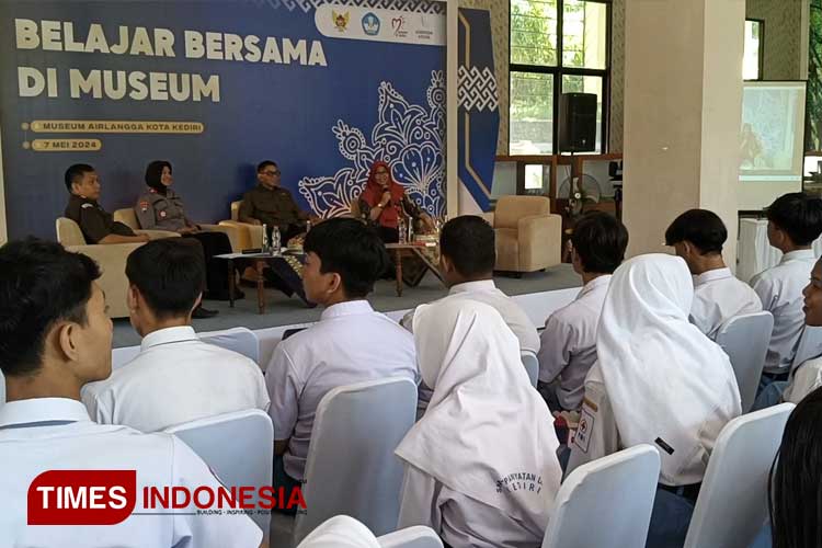Kegiatan Belajar bersama mengenal museum dan sejarah benda purbakala di museum Airlangga Kota Kediri (FOTO: Canda Adisurya/TIMES Indonesia)