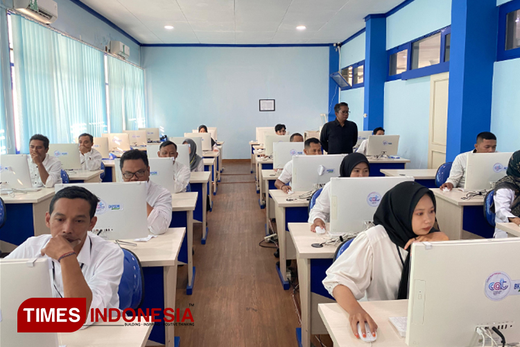 Peserta seleksi tes tertulis calon anggota PPK, sebelum mengikuti tes CAT, di Gedung Laboratorium CAT BKPSDM Pemkab Malang, Selasa (7/5/2024). (Foto: Amin/TIMES Indonesia) 