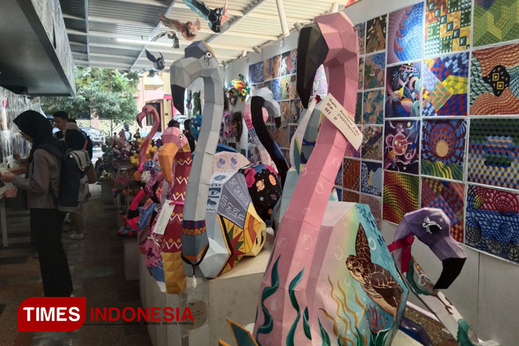 Suasana venue pameran Designoholic 11.0 x Navastra 2024. (Foto: Afifah Fitri Wahyuningtyas/TIMES Indonesia)