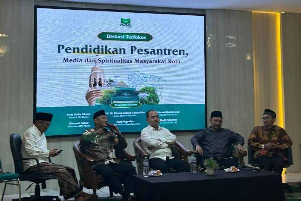 Discuss the increasingly critical role of pesantrens in shaping public perceptions in urban settings at the KH Bisri Syansuri Hall, PWNU East Java, on Tuesday. (Photo: RMI for TIMES Indonesia).