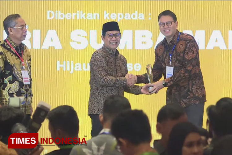 Menteri Desa PDTT Abdul Halim Iskandar saat menyerahkan penghargaan kepada Raphael R Susanto selaku Komisaris PT MSM. (FOTO: Humas MSM for TIMES Indonesia)