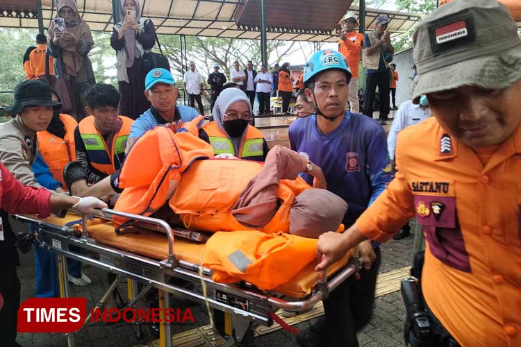 Sejumlah petugas saat mengevakuasi korban banjir pada gelaran simulasi penanganan bencana banjir di Situ Gede, Kota Tasikmalaya, Jawa Barat pada hari Rabu (8/5/2024). (FOTO: Harniwan Obech/TIMES Indonesia)
