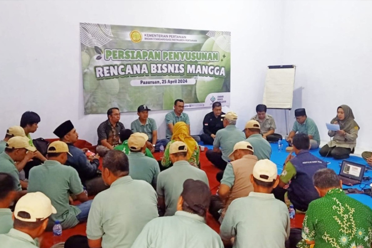 Focus Group Discussion (FGD) yang dipandu Tim ICARE BSIP Jawa Timur yang diikuti petani mangga dan jagung di Pasuruan. (foto: BSIP Jatim)