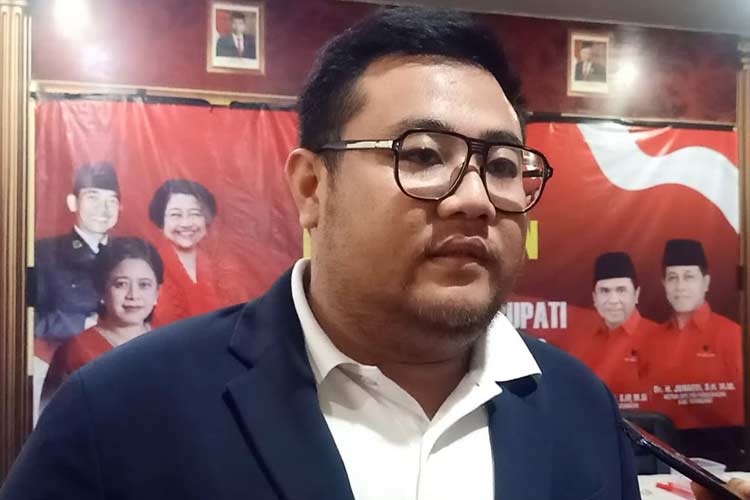 Bobby Dewantara memberikan keterangan pers setelah menyerahkan. (Foto: Ragil/TIMES Indonesia)