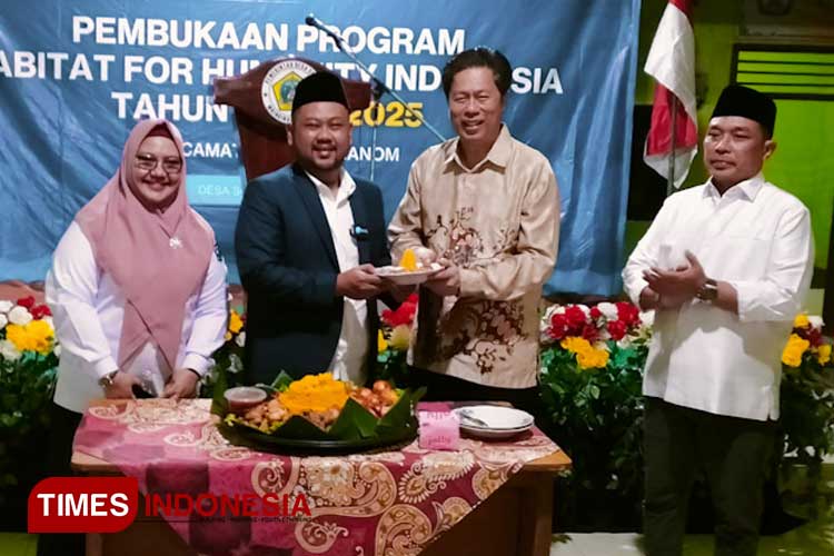 Bupati Gresik Fandi Akhmad Yani didampingi Wabup Aminatun Habibah serta Ketua DPRD M Abdul Qodir saat menyerahkan tumpeng kepada NGO Habitat for Humanity Indonesia, tanda dimulainya program pembangunan RTLH (Foto: Akmal/TIMES Indonesia)