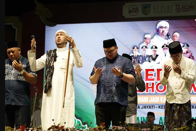 Bupati Kediri dan Habib Ali Zainal Abidin Assegaf serta Zahir mania saat berdoa (Foto/Diskominfo Kabupaten Kediri)