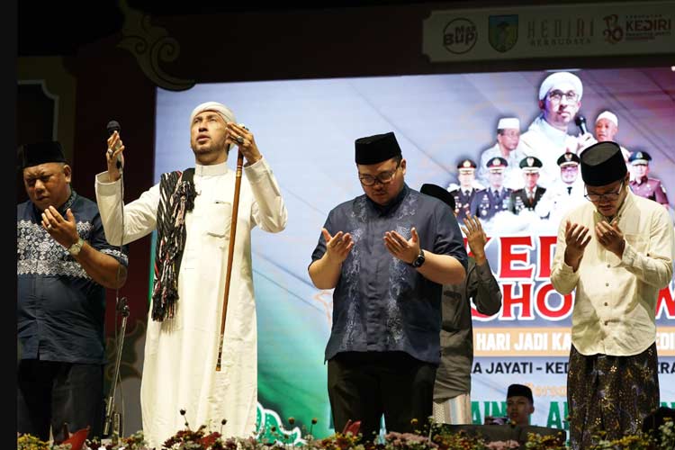 Bupati Kediri Sholawatan Bareng Zahir Mania untuk Kediri Ayem Tentrem, Guyub Rukun, Gemah Ripah Loh Jinawi