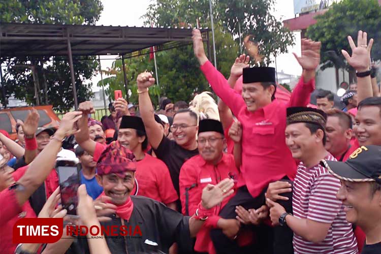 Calon Bupati Malang, Gunawan Wibisono, berbaur bersama relawan yang mengusulkannya usai mendaftarkan diri di Kantor DPC PDI Perjuangan Kabupaten Malang, Selasa (8/5/2024) petang (Foto: Amin/TIMES Indonesia) 