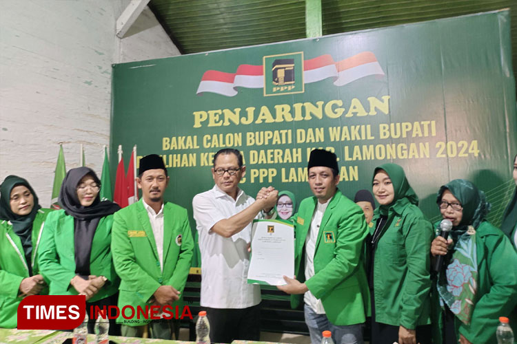 Ketua DPC PKB Abdul Ghofur menyerahkan berkas pendaftaran sebagai Bacabup di kantor DPC PPP Lamongan, Rabu (8/5/2024) (FOTO: Moch. Nuril Huda/TIMES Indonesia)