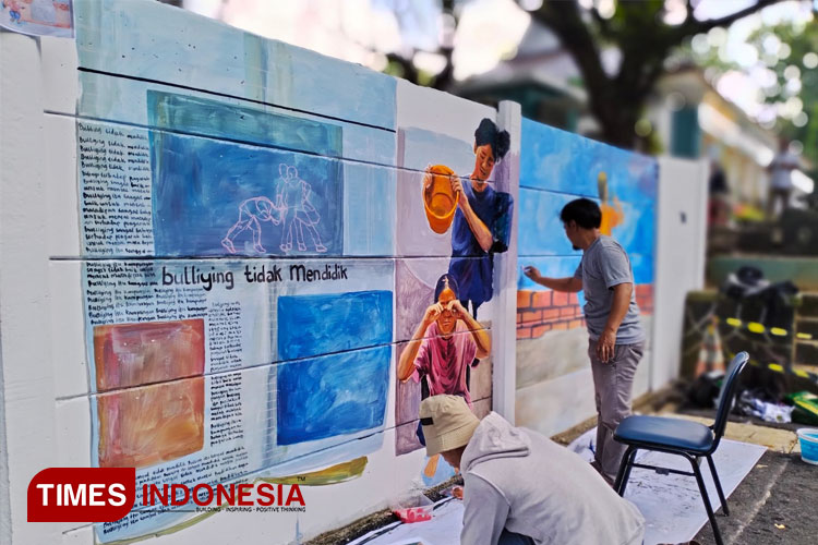 Dua orang perupa saat melukis mural bertemakan bullying di Kampus Universitas Siliwangi, Kota Tasikmalaya, Jawa Barat, Rabu (8/5/2024). (FOTO: Harniwan Obech/TIMES Indonesia)