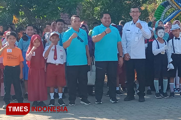 Foto bersama panitia dan peserta FLSSN. (FOTO: M. Abdul Basid/TIMES Indonesia)