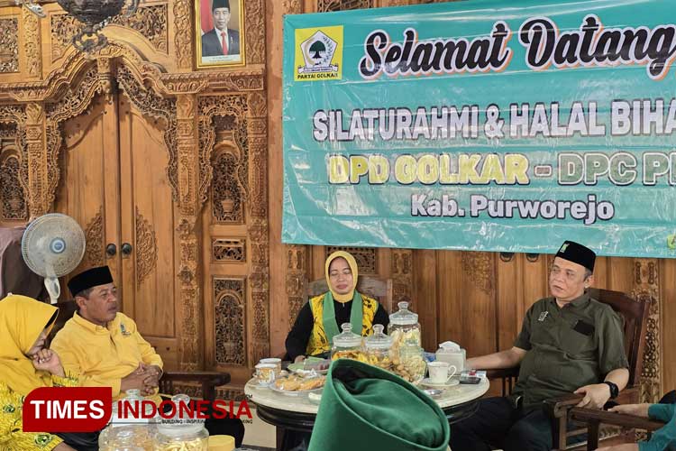 Saat Yuli Hastuti (Bupati Purworejo) yang juga bacawabup Partai Golkar berkunjung di kediaman Ketua PKB Purworejo, Fran Suharmaji. (Foto: Hery Priyantono/TIMES Indonesia)