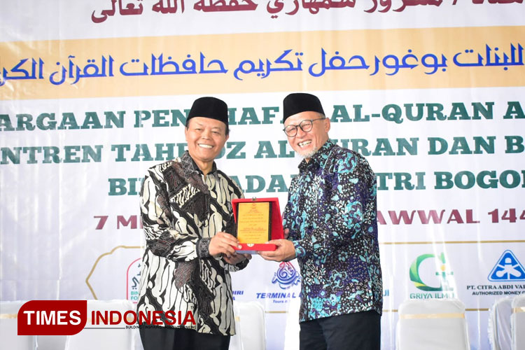 Hidayat Nur Wahid menghadiri acara penyerahan Penghargaan Penghafal Al-Quran Pondok Pesantren Tahfiz Al Quran dan Bahasa Arab Bina Madani, Bogor Selatan, Jawa Barat, Selasa (7/5/2024). (FOTO: dok TI)