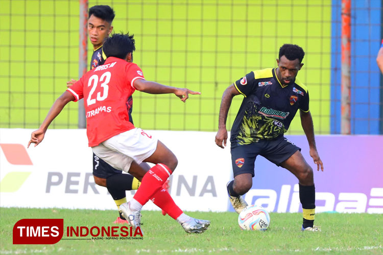 Pertandingan 757 Kepri Jaya FC dengan Persipu Depok FC memperlihatkan permainan yang cukup sengit hingga dimenangkan tim asal Batam. (FOTO: Ihza Fajar Azhari/TIMES Indonesia)