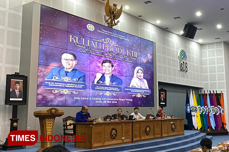 Jajaran para pemateri 'Kuliah Kreatif' yang sedang memaparkan materi, Strategi Menulis Artikel Ilmiah, dan Asas Penulisan Kreatif Fiksi, Strategi Sukses dalam Dunia Perkuliahan. (FOTO: Indah Kumalasari/TIMES Indonesia)
