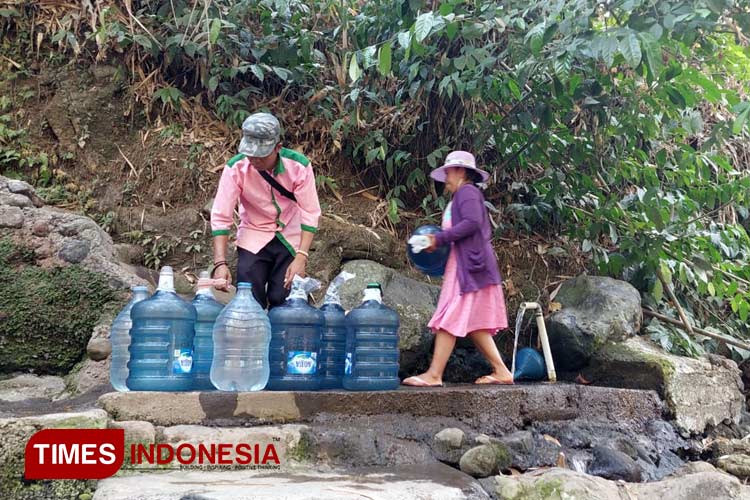 Masyarakat Banyuwangi mencari sumber mata air bersih. (Foto: Anggara Cahya/TIMES Indonesia)