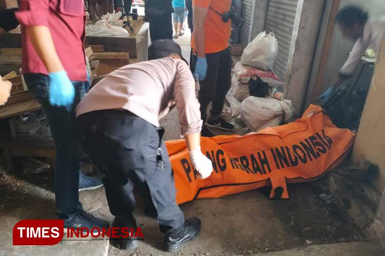 Sejumlah personel kepolisian dari Polres Tasikmalaya Kota saat melakukan olah TKP di Komplek Pasar HPKP Cikurubuk, Kp. Linggajaya, Mangkubumi, Kota Tasikmalaya, Jawa Barat, Rabu (8/5/2024) siang. (FOTO: Harniwan Obech/TIMES Indonesia)