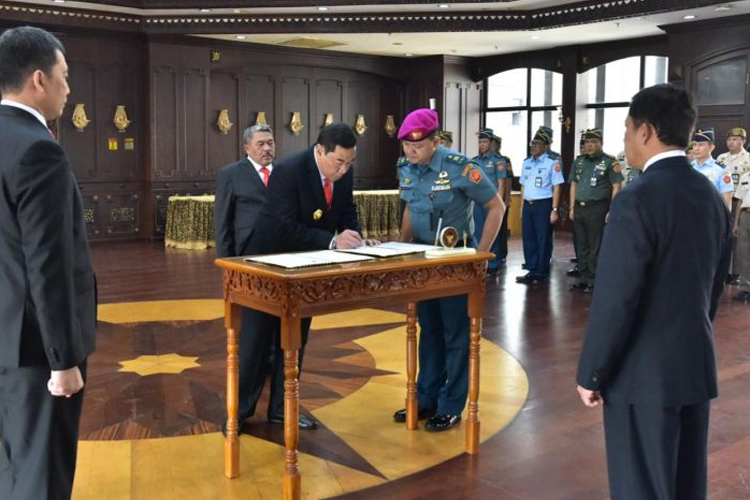 Marsma TNI dr. Mukti Arja Berlian saat penandatangan surat serah terima jabatan Direktur Kesehatan Kuathan Kementerian Pertahanan. (Foto: dok TI)