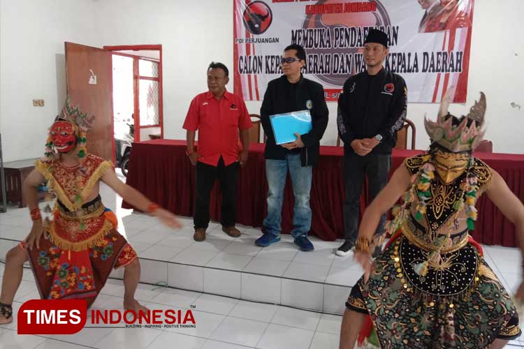 Isma Hakim Rahmat didampingi dua penari Wayang Topeng Jatiduwur saat mendaftarkan diri maju sebagai Bakal Calon Bupati (Bacabup) Kabupaten Jombang di Kantor DPC PDIP Jombang, Rabu (8/5/2024). (FOTO: Rohmadi/TIMES Indonesia)