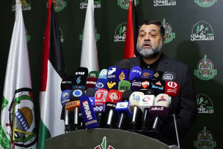 Perwakilan Hamas, Osama Hamdan berbicara pada konferensi pers di Beirut, Lebanon pada 7 Mei 2024. (FOTO: CNN/Reuters)