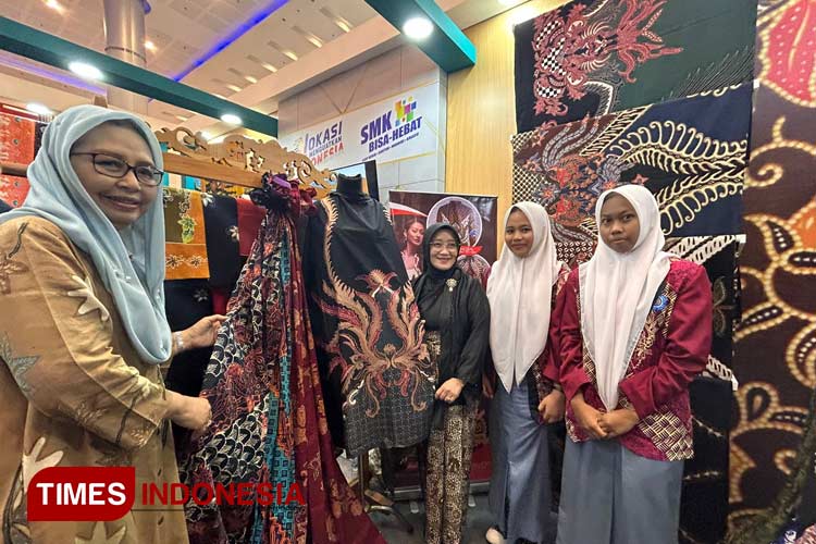 Pj Ketua Dekranasda Jatim Isye Adhy Karyono mengagumi batik karya siswa SMK, Rabu (8/5/2024).(Foto: Lely Yuana/TIMES Indonesia)