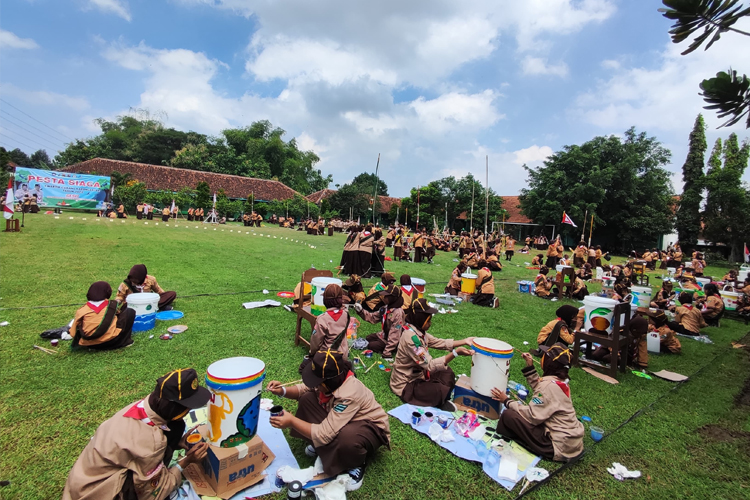 Salah satu kegiatan lomba di acara Pesta Siaga Kwarcab Karanganyar Tahun 2024 yang diadakan di SMPN 3 Karanganyar, Sabtu (27/4/2024). (foto: Pesta Siaga Kwarcab Karanganyar)
