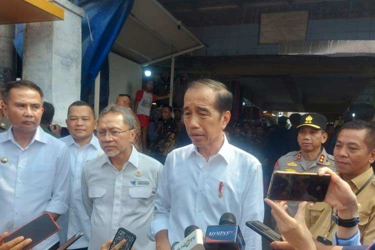 Presiden RI Joko Widodo memberikan keterangan kepada wartawan usai meninjau harga kebutuhan pokok di Pasar Baru Karawang, Jawa Barat, Rabu (8/5/2024). (Foto: ANTARA/Andi Firdaus)
