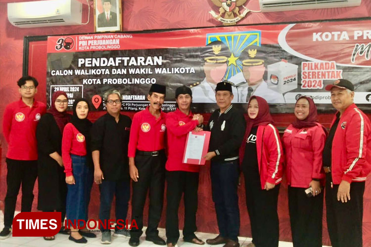 Ketua DPC Nusantara Pertiwi Bersatu Probolinggo Raya saat mengambil formulir pendaftaran bakal calon Wakil Wali Kota di DPC PDI Perjuangan Kota Probolinggo. (FOTO: Sri Hartini/TIMES Indonesia)