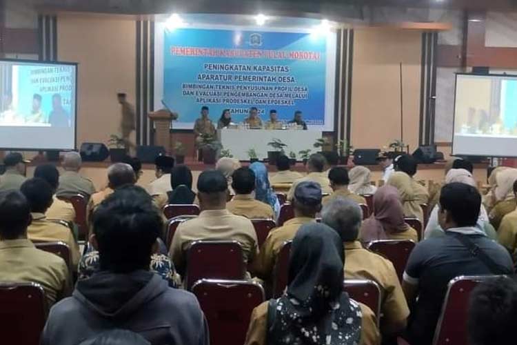 Ratusan Aparatur Desa di Morotai mengikuti Bimtek Penyusunan Profil Desa dan Evaluasi Pengembangan Desa. Selasa, 7 Mei 2024. (Foto: Endik For TIMES Indonesia).