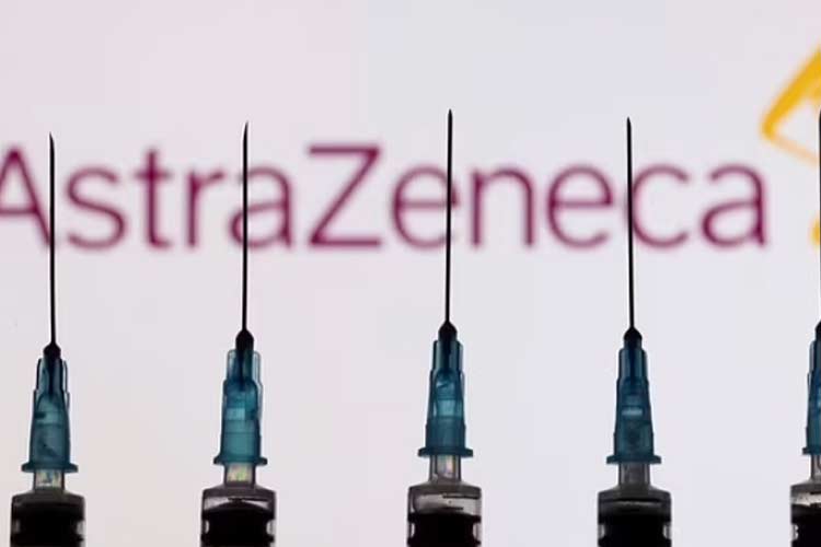 Suntikan AstraZeneca adalah yang paling banyak digunakan di Inggris selama peluncuran awal program vaksinasi - sebelum dikaitkan dengan risiko pembekuan darah.(FOTO: Daily Mail)