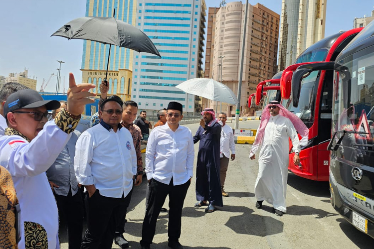 Menteri Agama Yaqut Cholil Qoumas mengecek kesiapan bus salawat dan bus antar kota di Terminal Syib Amir, Makkah. (Foto: MCH 2024 Kemenag RI)