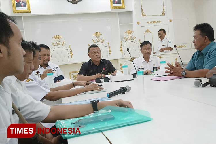 Bupati Sugiri Sancoko didampingi Sekda Agus Purnomo saat melakukan pertemuan dengan petani LMDH terkait pupuk subsidi. (Foto: Marhaban/TIMES Indonesia)