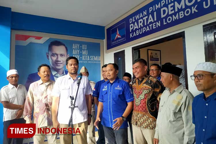Wakil Bupati Lombok Utara yang juga Ketua DPC Gerindra KLU, Danny Karter memberikan keterangan seusai mendaftar di Kantor DPC Demokrat KLU kepada awak media. (FOTO: Hery Mahardika/TIMES Inconesia)