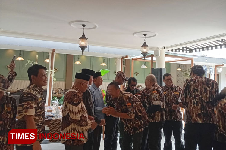 Anggota GM FKPPI Saling Bermaafan pada Acara Halal Bihalal 1445 H di Dekahoeripan Resto (FOTO: Dinda Amorita Thafifa Zahro/TIMES Indonesia)