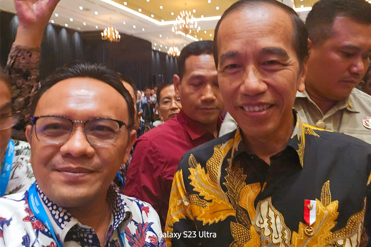 Pj Bupati Kudus Hasan Chabibie saat bertemu Presiden Joko Widodo usai Musrenbang Nasional. (Foto: Pemkab Kudus for TIMES Indonesia)