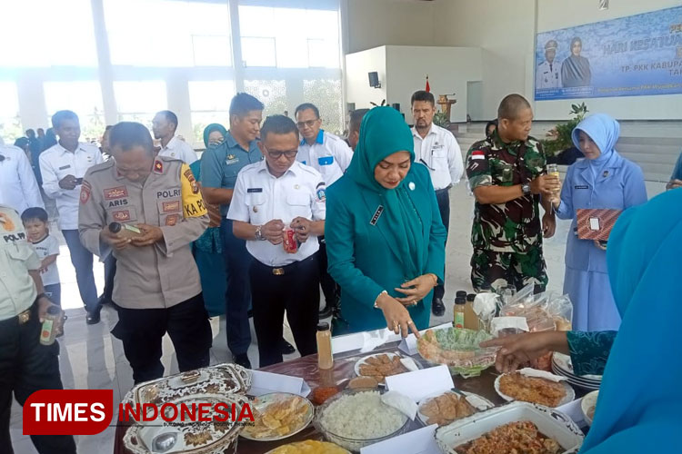 Ketua TP PKK Kabupaten Morotai Nurlela M Umar Ali saat menilai berbagai menu di lomba cipta menu, Rabu (8/5/2024). (Foto: Munces for TIMES Indonesia).