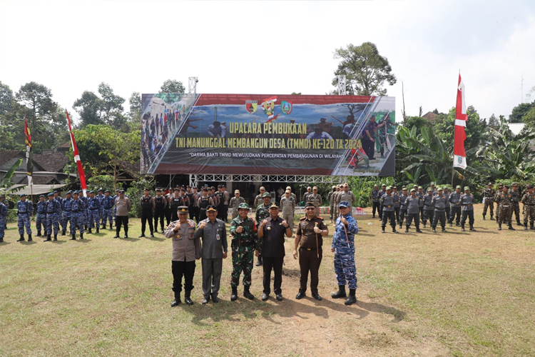 Suasana upacara pembukaan TNI Manunggal Membangun Desa (TMMD) ke-120 Tahun 2024 di wilayah Kodim 0814 Jombang, di lapangan Desa Panglungan, Wonosalam, Jombang. Kamis, (9/5/2024). (FOTO: dok. Kodim 0814 for TIMES Indonesia)