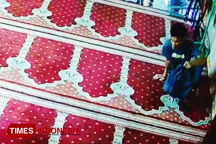 Maling tas di Masjid Kota Malang yang terekam kamera CCTV. (FOTO: Tangkapan Layar/TIMES Indonesia)
