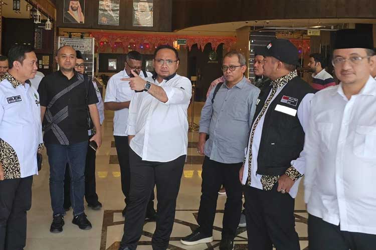 Menang RI Yaqut Cholil Qoumas memimpin pengecekan fasilitas jemaah haji Indonesia di Makkah. (Foto: MCH 2024 Kemenag RI)