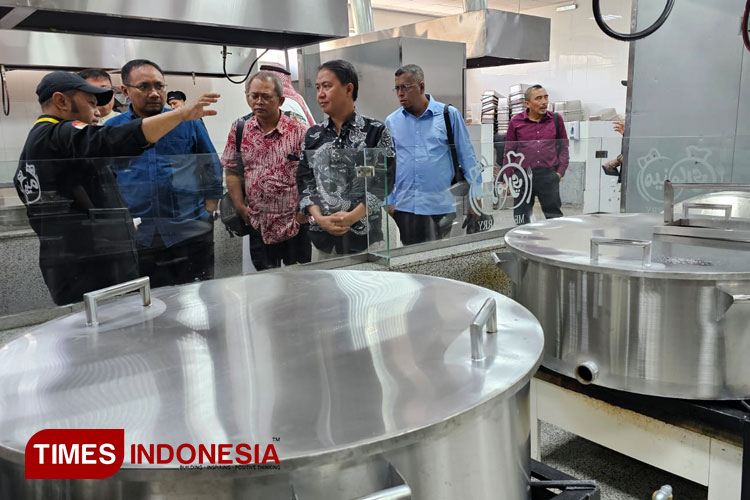 Menteri Agama Yaqut Cholil Qoumas saat meninjau dapur Katering Meez Mary, yang memasok makanan untuk jemaah Haji Indonesia di Madinah. (foto: MCH 2024/TIMES Indonesia) 