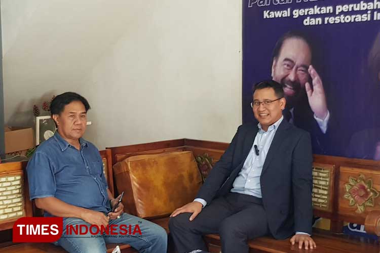 Ardantya Syahreza (kanan) saat mendatangi kantor DPD Nasdem Kota Malang, Kamis (9/5/2024). (Foto: Achmad Fikyansyah/TIMES Indonesia)
