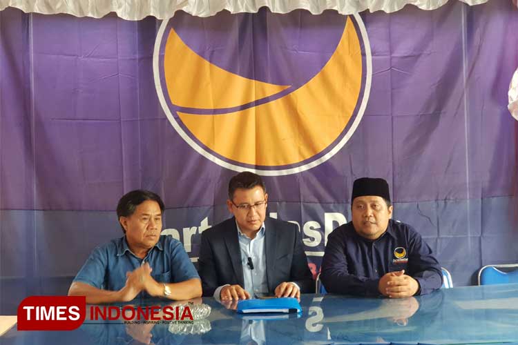 Sekretaris DPD Nasdem Kota Malang, Tri Agus Budi Prasetya (sebelah kiri) saat menerima berkas bakal calon wali kota Malang Ardantya Syahreza, Kamis (9/5/2024). (Foto: Achmad Fikyansyah/TIMES Indonesia)