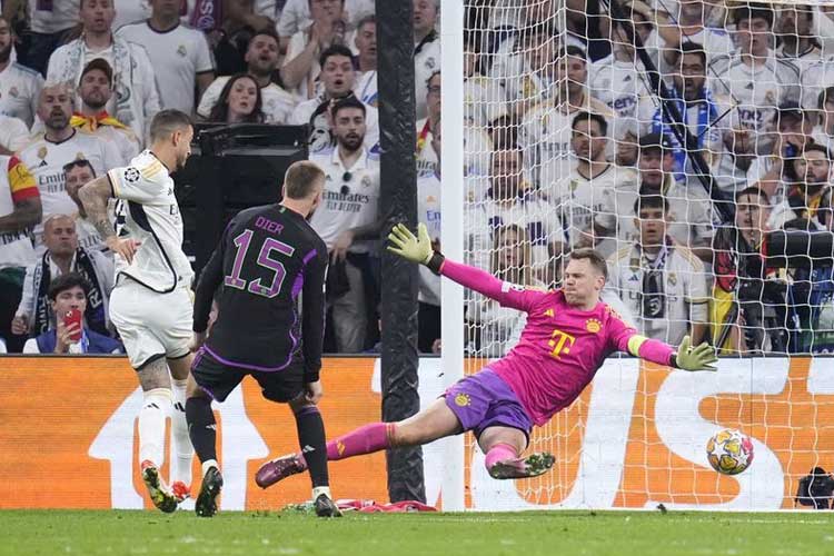 Momen saat pemain Real Madrid Joselu mencetak gol penyama di menit ke-80, sesaat setelah kiper Bayern Muenchen melakukan blunder dengan gagal menangkap tendangan Vinicius Junior.