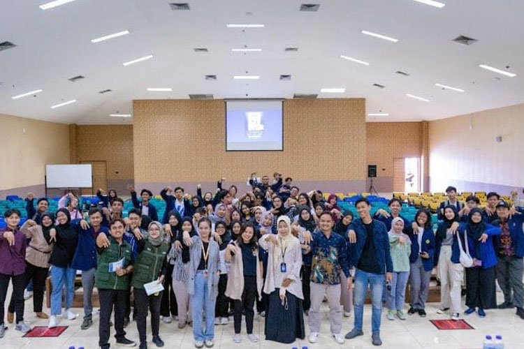 Para pemateri dan peserta seminar bertema Business Model Canvas dan MBKM Mandiri di LPSP Lantai 9 Gedung LP3M Universitas Negeri Surabaya (Unesa), Kamis (9/5/2024).(Foto: Dok.Unesa)