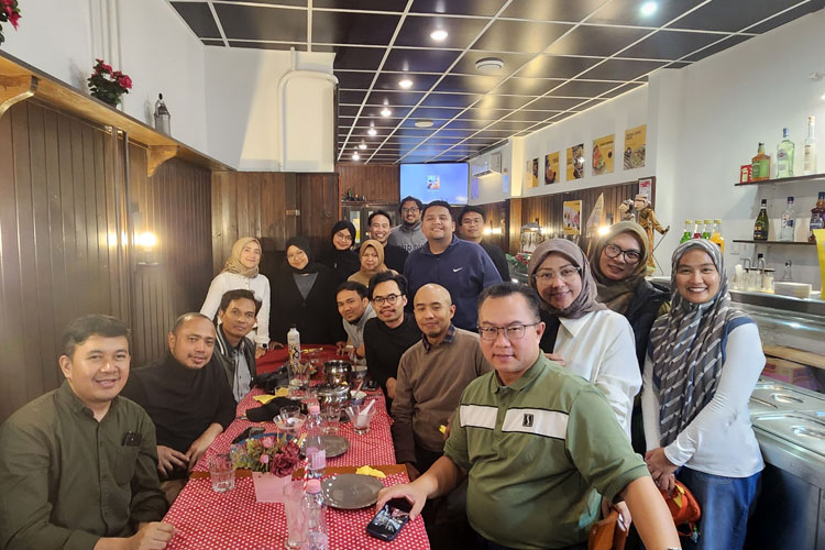 Prof. Dr. Arif Satria, Ketua Umum Ikatan Cendikiawan Muslim Indonesia (ICMI) saat acara makan malam bersama anggota PPI Hungaria.  (Foto: PPI Hungaria)
