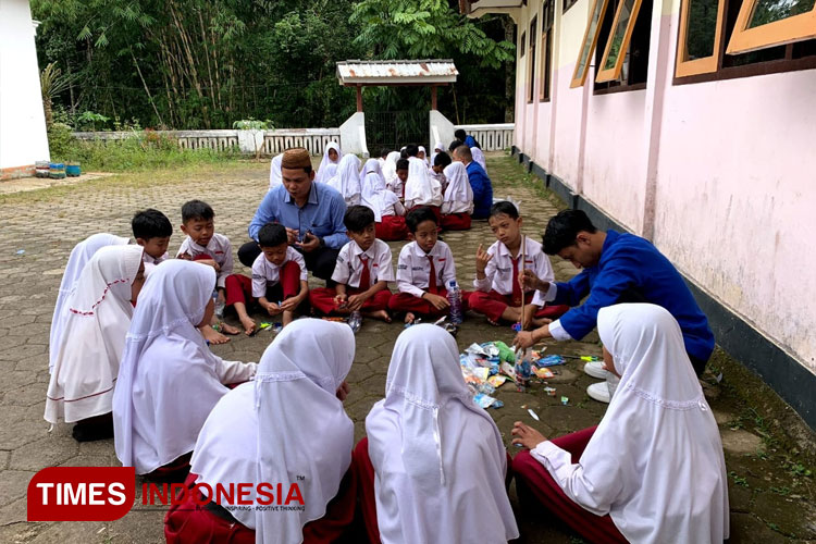 Tim PKM PM STKIP PGRI Pacitan saat mengedukasi siswa SDN 2 Sanggrahan Kebonagung tentang pengolahan sampah. (FOTO: Mukodi for TIMES Indonesia) 