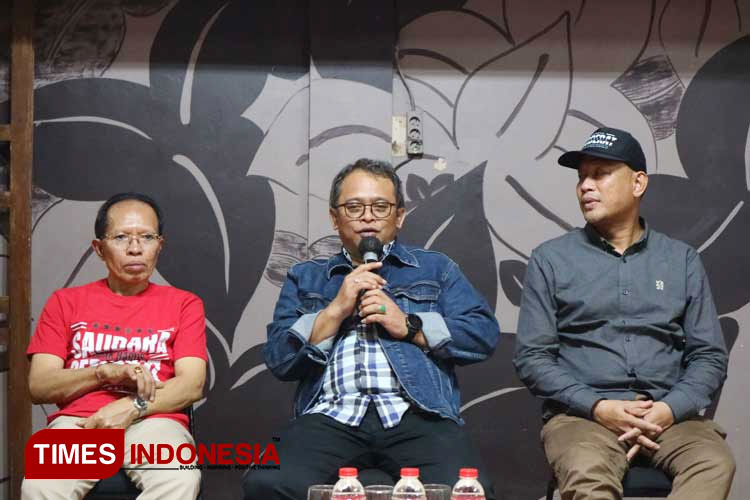 Staf Khusus Menag bidang Media dan Komunikasi Publik Wibowo Prasetyo (tengah). (FOTO: Fahmi/TIMES Indonesia) 